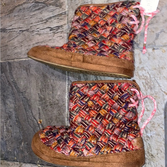 NWT Mad Love Women's Bootie Slippers
Fuzzy Yarn Knit Jewel Tones - Picture 2 of 16